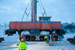 Lokomotivet settes på bukker <br> Loco lowered onto supports