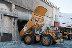 Dumper tømmer lasset, i grovknuseren (777F) <br> Haul truck unloading into Primary Crusher (777F)